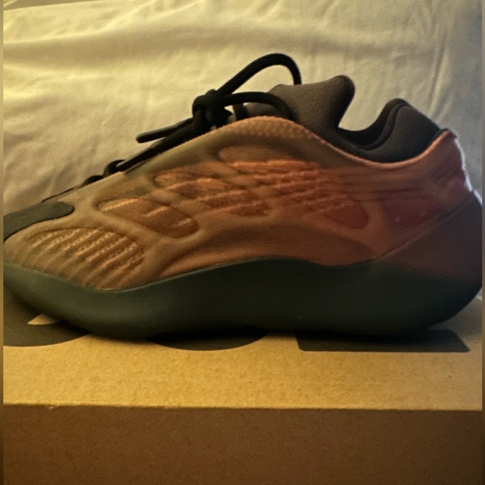 Adidas yezzy 700 v3 copper fade